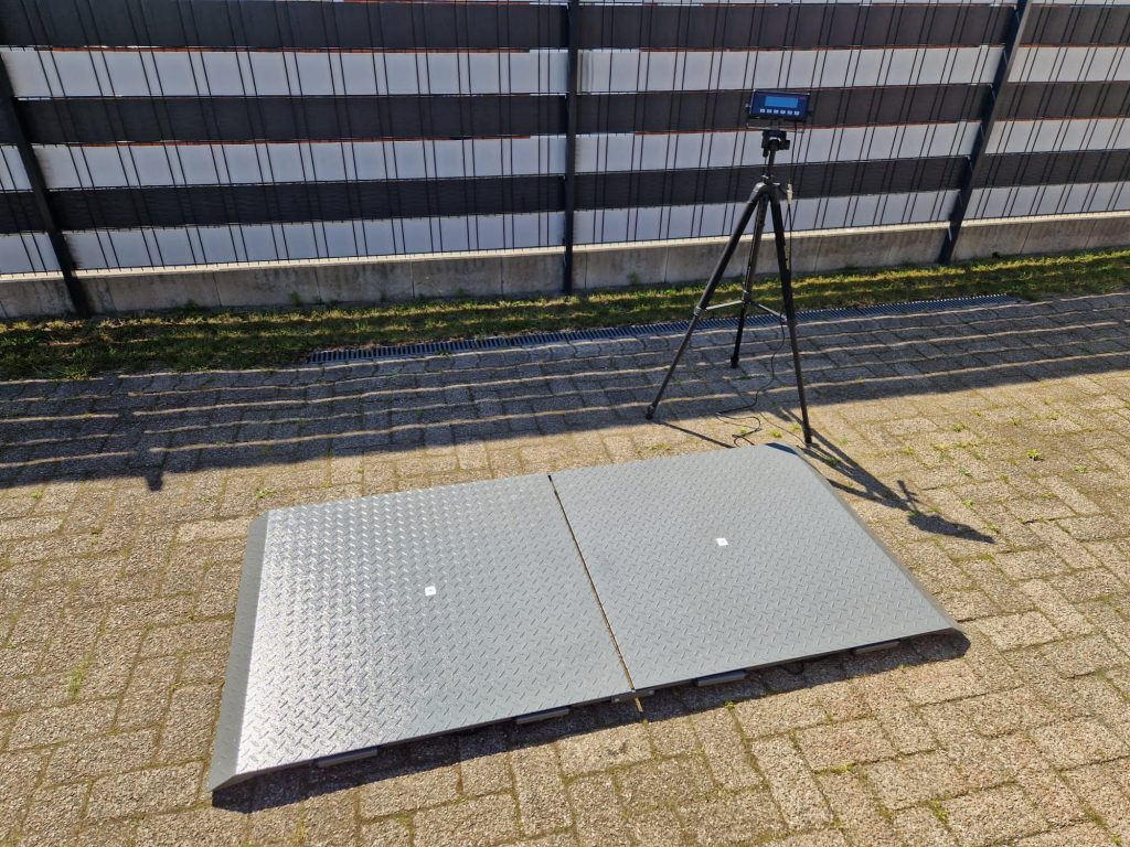 mobile, akkubetriebene Pferdewaage mit Display auf Stativ